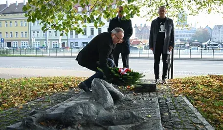 Zastępca prezesa IPN Karol Polejowski (L), dyrektor Głównej Komisji Ścigania Zbrodni przeciwko Narodowi Polskiemu Andrzej Pozorski (C) i dyrektor Oddziału IPN w Gdańsku Marek Szymaniak (P) podczas złożenia kwiatów przy pomniku upamiętniającym Antoniego Browarczyka oraz inne ofiary stanu wojennego, 22 bm. w Gdańsku. Spotkanie dotyczyło podjęcia na nowo śledztwa w sprawie śmiertelnego postrzelenia Antoniego Browarczyka przez funkcjonariuszy Milicji Obywatelskiej. Jest to kolejne śledztwo prowadzone w ramach projektu „Archiwum Zbrodni”.