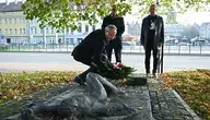 Zastępca prezesa IPN Karol Polejowski (L), dyrektor Głównej Komisji Ścigania Zbrodni przeciwko Narodowi Polskiemu Andrzej Pozorski (C) i dyrektor Oddziału IPN w Gdańsku Marek Szymaniak (P) podczas złożenia kwiatów przy pomniku upamiętniającym Antoniego Browarczyka oraz inne ofiary stanu wojennego, 22 bm. w Gdańsku. Spotkanie dotyczyło podjęcia na nowo śledztwa w sprawie śmiertelnego postrzelenia Antoniego Browarczyka przez funkcjonariuszy Milicji Obywatelskiej. Jest to kolejne śledztwo prowadzone w ramach projektu „Archiwum Zbrodni”.