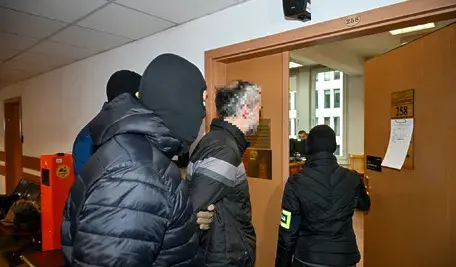 W środę w Sądzie Rejonowym dla Warszawy-Śródmieścia odbyło się zamknięte posiedzenie pod przewodnictwem sędzi Marty Szymborskiej. Sąd przychylił się do wniosku prokuratury i zdecydował o aresztowaniu Krzysztofa B. do 18 stycznia 2026 roku.