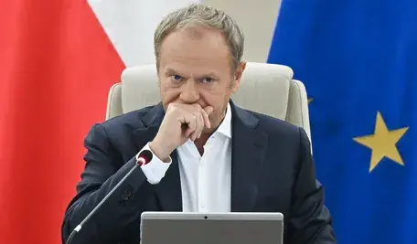 Premier Donald Tusk podczas posiedzenia rządu w KPRM w Warszawie, 21 bm. Rada Ministrów zajmie się m.in. programem modernizacji służb. (sko)