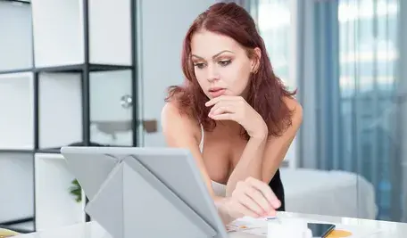 sexy-powa-ne-businesswoman-za-pomoc-cyfrowego-tabletu
