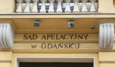 Wejście do Sądu Apelacyjnego w Gdańsku – widok na główne drzwi budynku.