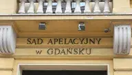 Wejście do Sądu Apelacyjnego w Gdańsku – widok na główne drzwi budynku.