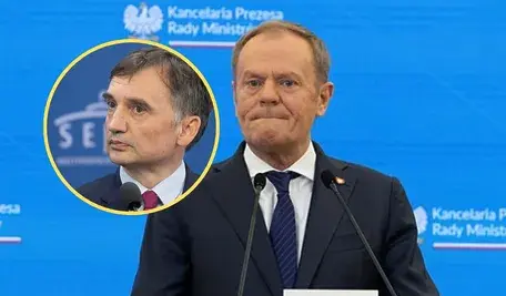 Donald Tusk podczas wystąpienia publicznego; obok w rogu małe zdjęcie Zbigniewa Ziobry – spór polityków o użycie systemu Pegasus.