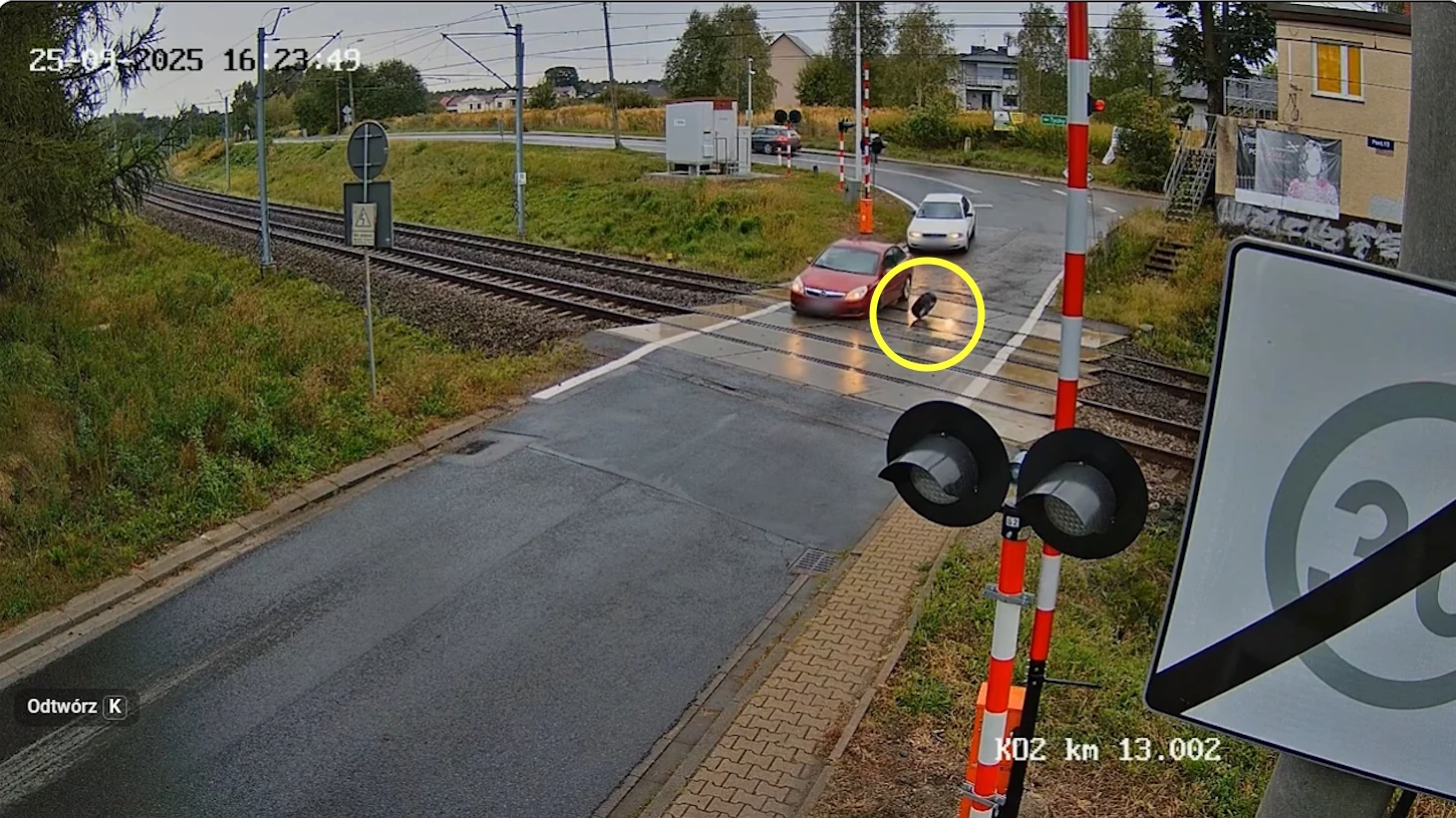 Na przejeździe kolejowym w samochodzie odpadło koło. niedługo potem barierki opadły