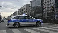 Policjanci zabezpieczający miejsce zuchwałego napadu na ulicy Teligi w Warszawie, podczas którego sprawcy ukradli blisko milion złotych.