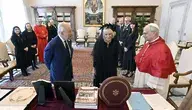 ról Karol III i papież Leon XIV spotykają się w Watykanie podczas historycznej wizyty ekumenicznej, symbolicznego gestu pojednania między Kościołem anglikańskim i katolickim.