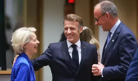 Przewodnicząca Komisji Europejskiej Ursula von der Leyen, Prezydent Francji Emmanuel Macron i Niemiecki Kanclerz Federalny Friedrich Merz uczestniczą w Szczycie Rady Europejskiej w Brukseli, Belgia, 23 października 2025 r. Europejscy przywódcy będą dyskutować o wsparciu finansowym dla Ukrainy w nadchodzących latach, obronności europejskiej, ostatnich wydarzeniach na Bliskim Wschodzie oraz o tym, jak UE może wspierać bieżące wysiłki na rzecz sprawiedliwego i trwałego pokoju. EPA/OLIVIER HOSLET Dostawca: PAP/EPA.