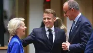 Przewodnicząca Komisji Europejskiej Ursula von der Leyen, Prezydent Francji Emmanuel Macron i Niemiecki Kanclerz Federalny Friedrich Merz uczestniczą w Szczycie Rady Europejskiej w Brukseli, Belgia, 23 października 2025 r. Europejscy przywódcy będą dyskutować o wsparciu finansowym dla Ukrainy w nadchodzących latach, obronności europejskiej, ostatnich wydarzeniach na Bliskim Wschodzie oraz o tym, jak UE może wspierać bieżące wysiłki na rzecz sprawiedliwego i trwałego pokoju. EPA/OLIVIER HOSLET Dostawca: PAP/EPA.
