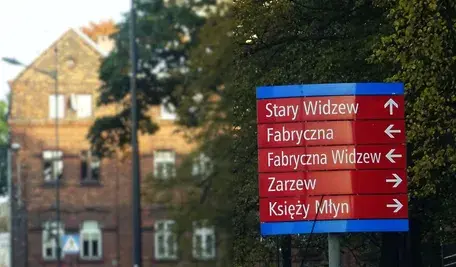W Łodzi wrze. Mieszkańcy nie kryją oburzenia na zdjęciu drogowskaz w mieście Łódź. 