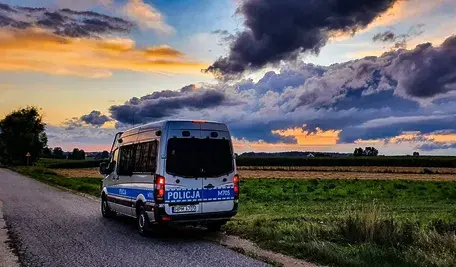 Policjanci podczas akcji poszukiwawczej zaginionych nastolatków z województwa łódzkiego.