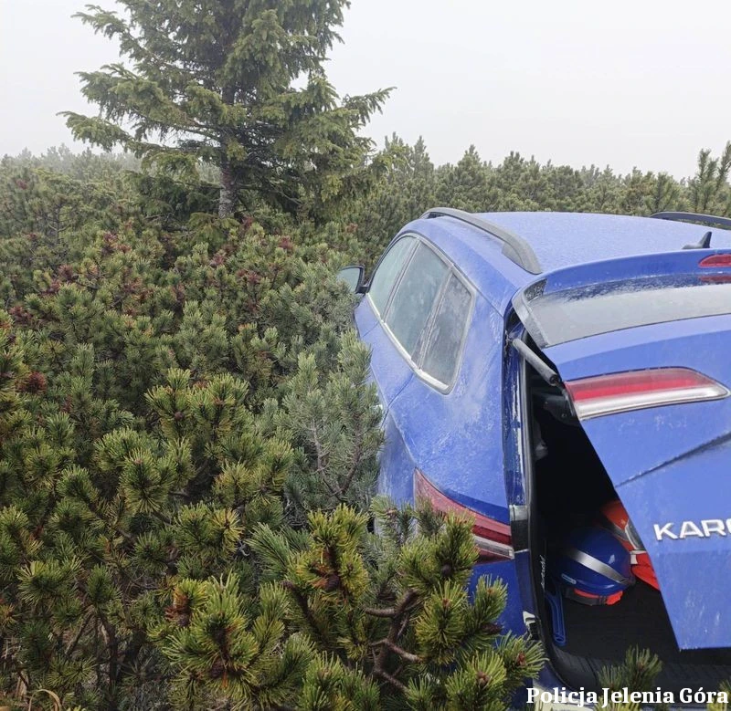 Ukryli skradziony samochód wysoko w górach. Policjanci z Karpacza przecierali oczy ze zdumienia