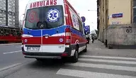 Karetka pogotowia ratunkowego z włączonymi światłami stoi w gotowości do wyjazdu na w