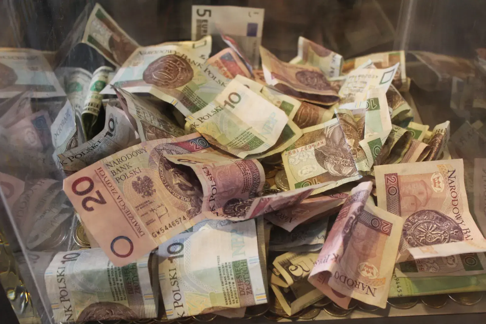 Ile pieniędzy powinniśmy mieć w domu na wypadek katastrofy albo wojny? Eksperci podają konkretne kwoty