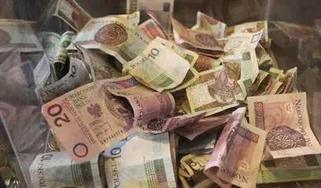 gotówka w skrzynce. niskie nominały