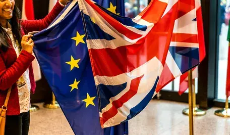 Flagi Wielkiej Brytanii i UE jako ilustracja tematu Brexitu
