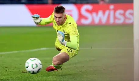 Bramkarz Szachtara Donieck, Kirył Fesiun, podczas meczu z Legią Warszawa w Lidze Konferencji Europy.