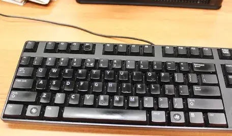 Klawiatura komputerowa. Język polski jest wspaniały do wydawania poleceń sztucznej inteligencji