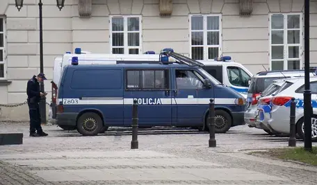 Policjanci z wydziału kryminalnego zabezpieczają dom w Bytomiu, w którym doszło do nocnego napadu na 90-letniego właściciela domu pogrzebowego – największy napad w historii Śląska.