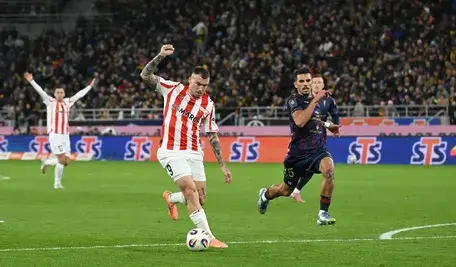 Zawodnicy Pogoni Szczecin i Cracovii Kraków podczas meczu 13. kolejki PKO Ekstraklasy na stadionie w Szczecinie