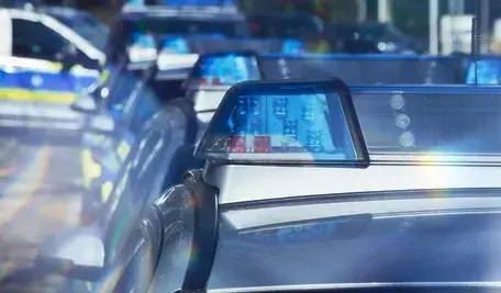 Radiowozy policji w Londynie – zdjęcie ilustracyjne do artykułu o zatrzymaniu skazanego azylanta.