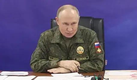 Władimir Putin próbuje pokazać, że panuje nad sytuacją, przebrał się w wojskowy uniform i rozmawiał z dziennikarzami