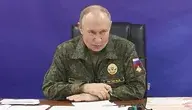 Władimir Putin próbuje pokazać, że panuje nad sytuacją, przebrał się w wojskowy uniform i rozmawiał z dziennikarzami
