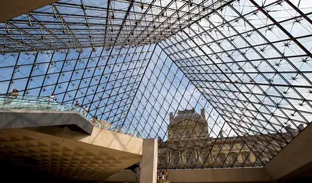 Wejście do Luwru w Paryżu zabezpieczone przez policję po kradzieży dziewięciu królewskich klejnotów z Galerii Apollina – październik 2025