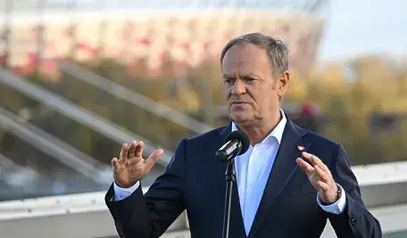 Donald Tusk przemawia na konferencji prasowej, komentując kwestię podniesienia kwoty wolnej od podatku