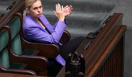 Barbara Nowacka podczas posiedzenia Sejmu RP – posłanka Koalicji Obywatelskiej siedzi na sali plenarnej.