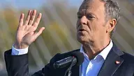 Donald Tusk pokazuje 5 palców i robi usta w dziubek. Na klapie ma puste serduszko, logo KO i zapewnia, że poprze PSL w zniesieniu dwukadencyjności w samorządachg