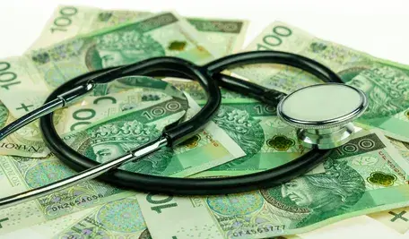 Ministerstwo Zdrowia rozważa wprowadzenie maksymalnych stawek wynagrodzeń dla osób pracujących w ochronie zdrowia na tzw. kontraktach. Jak wynika z ustaleń PAP, limit miałby wynieść około 40 tys. zł brutto miesięcznie w przeliczeniu na etat.