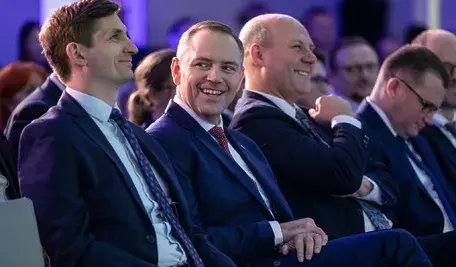 W pierwszym rzędzie: prezydent RP Karol Nawrocki (2L), prezes Instytutu Poznańskiego, inicjator Poznańskiego Kongresu Gospodarczego Jan Zujewicz (L) oraz poseł PiS Szymon Szynkowski vel Sęk (2P) podczas otwarcia Poznańskiego Kongresu Gospodarczego, 27 bm. w Hotelu Novotel Centrum w Poznaniu