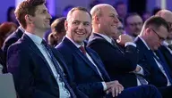 W pierwszym rzędzie: prezydent RP Karol Nawrocki (2L), prezes Instytutu Poznańskiego, inicjator Poznańskiego Kongresu Gospodarczego Jan Zujewicz (L) oraz poseł PiS Szymon Szynkowski vel Sęk (2P) podczas otwarcia Poznańskiego Kongresu Gospodarczego, 27 bm. w Hotelu Novotel Centrum w Poznaniu