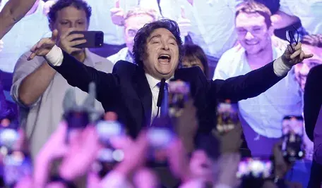 Prezydent Argentyny Javier Milei świętuje zwycięstwo swojej partii La Libertad Avanza (LLA) w wyborach parlamentarnych w Buenos Aires. Ugrupowanie Mileia zdobyło 39 proc. głosów, wyprzedzając peronistyczną koalicję Fuerza Patria z wynikiem 29,4 proc. – wynika z oficjalnych danych.