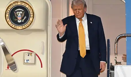 Donald Trump rozmawia z dziennikarzami na pokładzie Air Force One w drodze do Tokio, sugerując, że chciałby zostać prezydentem USA po raz trzeci.
