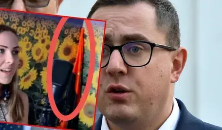 Julia Wiźlińska, żona ministra Miłosza Motyki, podczas występu muzycznego – w tle widoczny czarno-czerwony materiał przypominający flagę.