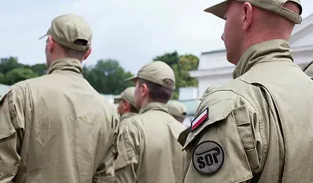 Funkcjonariusze Służby Ochrony Państwa, którzy zostaną wyposażeni w sprzęt survivalowy i narzędzia do przetrwania w terenie.