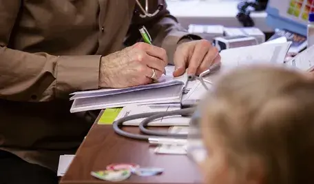 Lekarz w gabinecie wypisuje zwolnienie lekarskie L4 – rośnie liczba nadużyć i fikcyjnych zaświadczeń, ZUS zaostrza kontrole