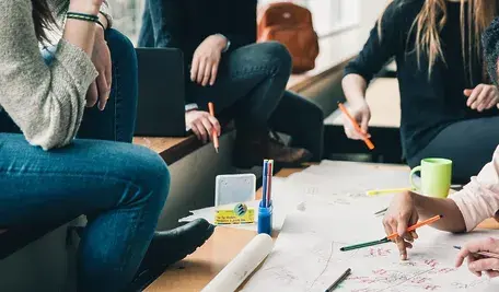 Uczniowie podczas przerwy w szkole w Indianie. Nastolatka planowała atak w walentynki