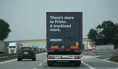 ciężarówka Amazona na polskich drogach. Amerykański gigant tnie etaty