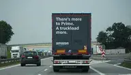 ciężarówka Amazona na polskich drogach. Amerykański gigant tnie etaty