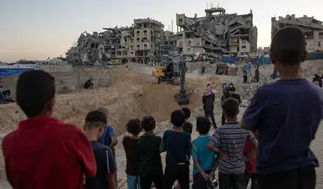 Cywile w Strefie Gazy, zniszczone budynki w obliczu decyzji premiera Benjamina Netanjahu o wznowieniu ataków.