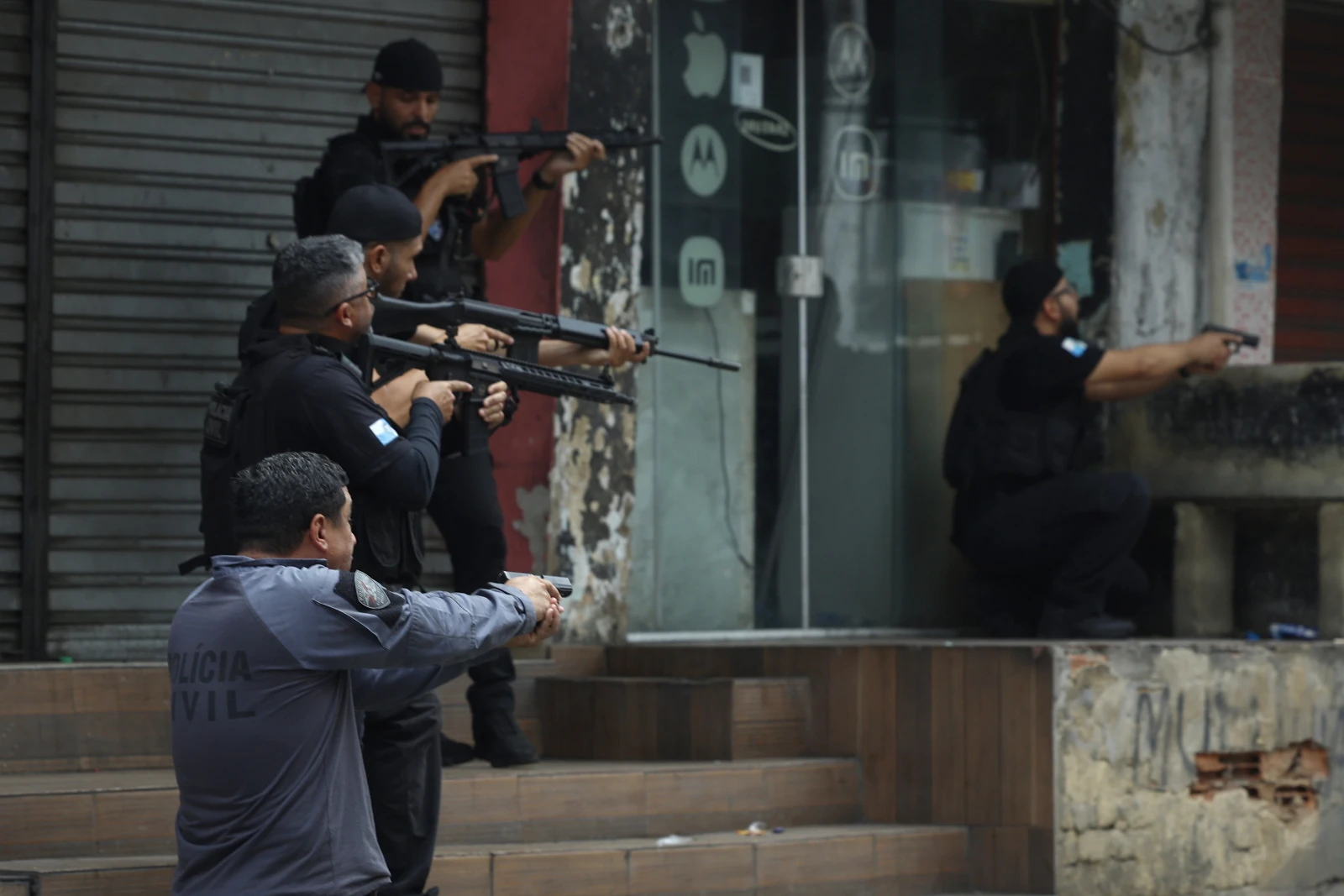 Największa policyjna akcja w historii. Strzelanina na ulicach, ponad 60 ofiar