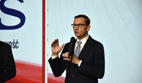 Mateusz Morawiecki – były premier Polski, który w odpowiedzi na nagranie Donalda Tuska żartobliwie skomentował jego wpis o żurku i nawiązał do systemu ETS2, krytykując politykę rządu.