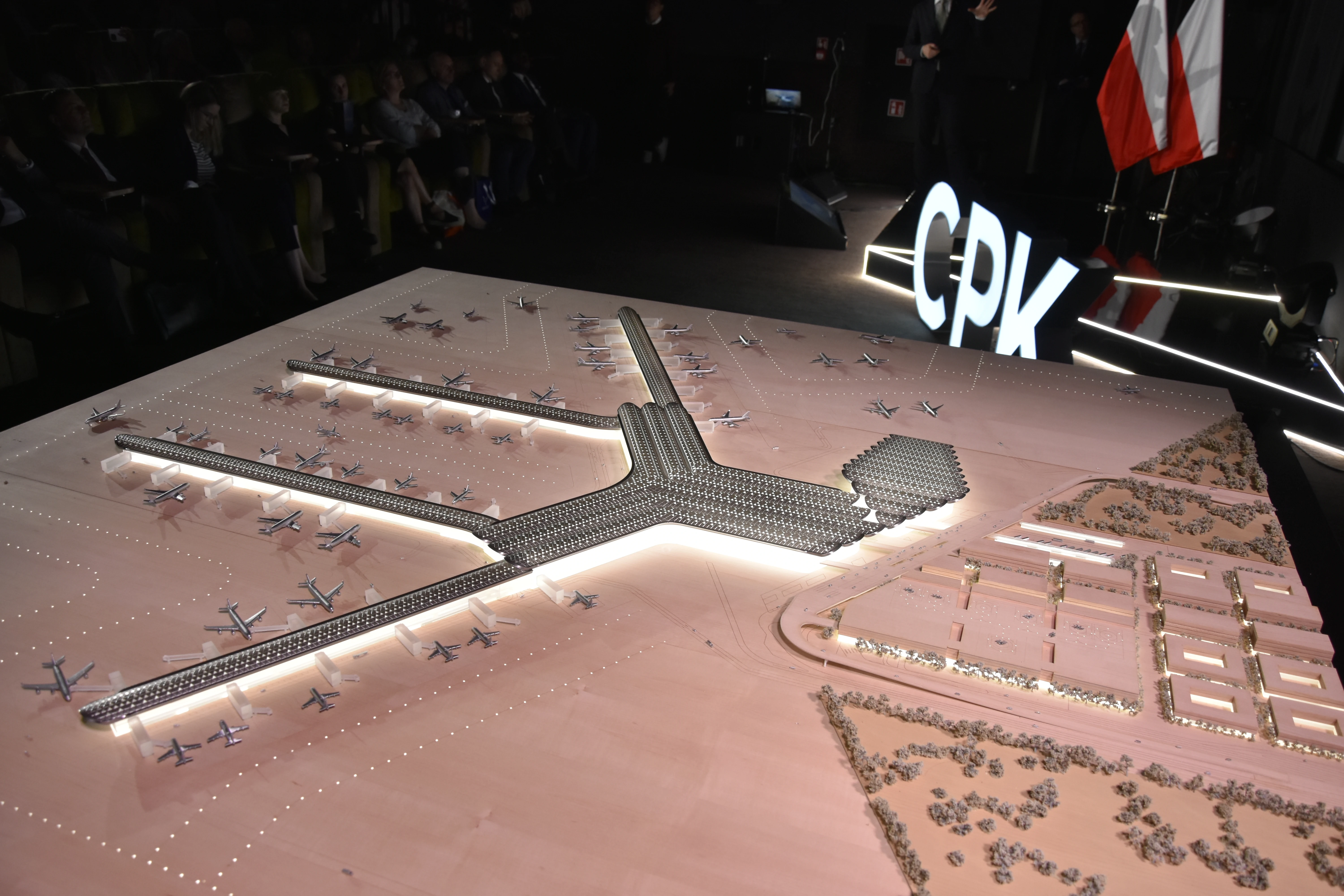 Chcieli obciążyć PiS, a sami się potknęli. Sprawa działki CPK uderza w rząd Tuska