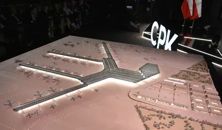 „Afera PiS” – tak mówiono po publikacji tekstu o sprzedaży działki pod CPK. Dziś coraz więcej wskazuje, że to nie poprzedni rząd, ale obecna ekipa Donalda Tuska zaniedbała sprawę, mając przez kilkanaście miesięcy pełną możliwość jej wyjaśnienia i cofnięcia skutków decyzji.