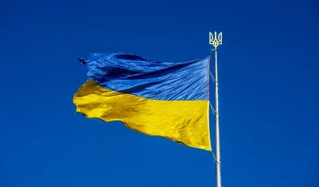 Flaga Ukrainy powiewająca na wietrze – symbol nowych zmian handlowych i umowy z Unią Europejską, która może wpłynąć na przyszłość polskiego embarga.