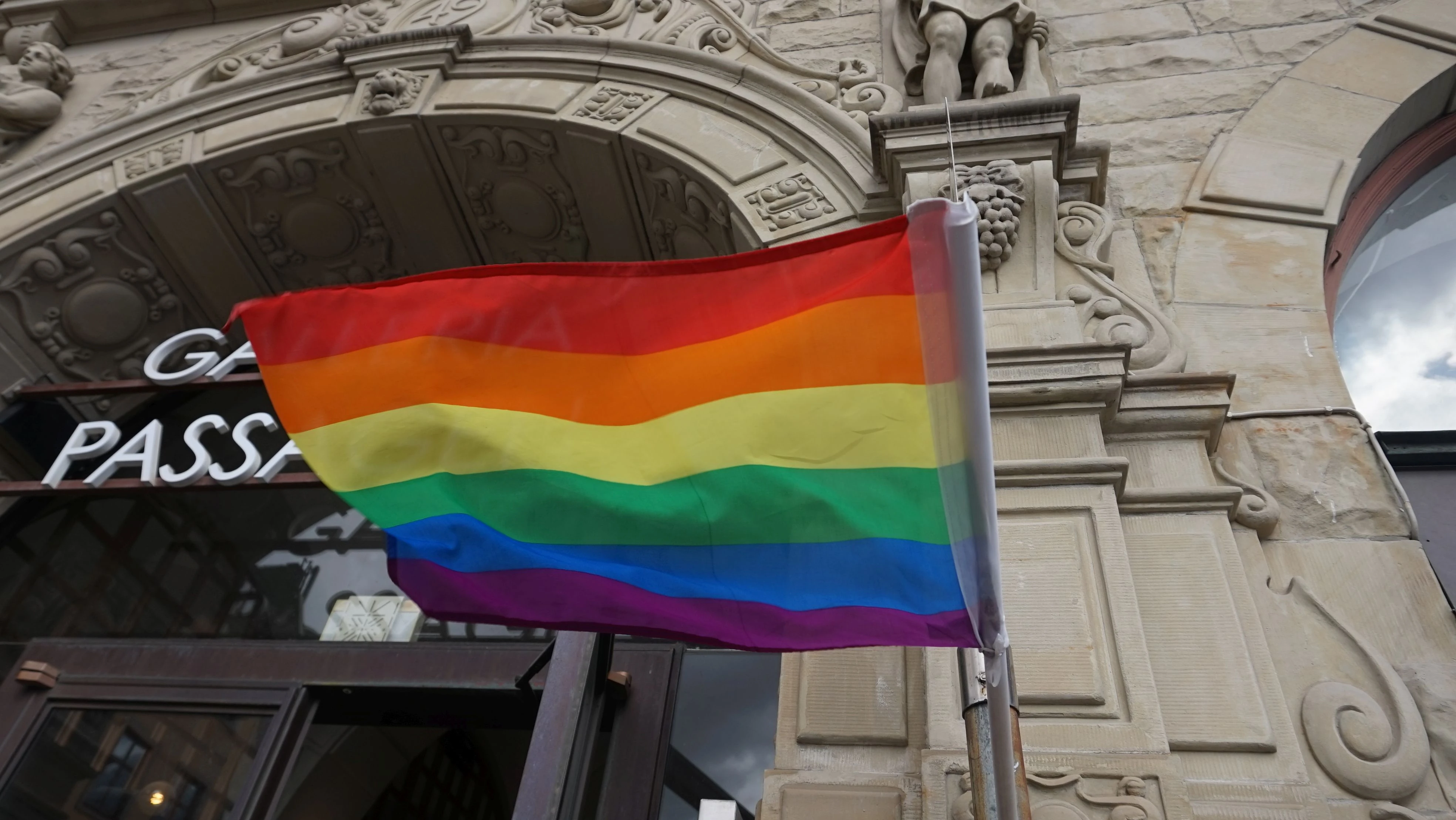 "Queerowe nabożeństwo" w niemieckim kościele. Transmitowała je publiczna telewizja