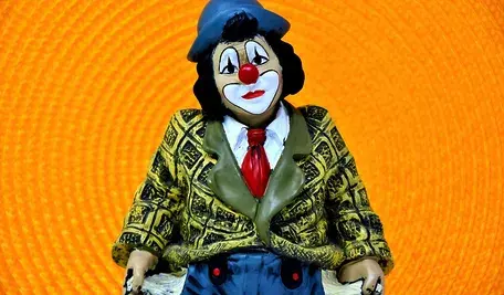 Jeszcze kilka dni temu media przychylne rządowi Donalda Tuska grzmiały o „wielkiej aferze PiS” i „dziwnej sprzedaży działki pod CPK”. Politycy Koalicji Obywatelskiej rzucali mocne oskarżenia, a premierowi Tuskowi zdawało się, że oto ma gotowy dowód na nieprawidłowości poprzedników. Tymczasem dziś – jak to często bywa – rzeczywistość brutalnie zweryfikowała polityczne inscenizacje.